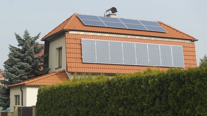 Elektřinu ze solárů půjde sdílet, rodiny ušetří tisíce